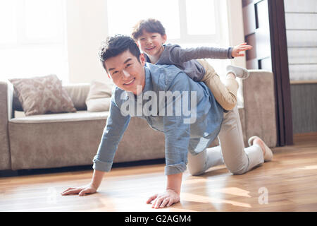 Heureux jeune père et fils Banque D'Images