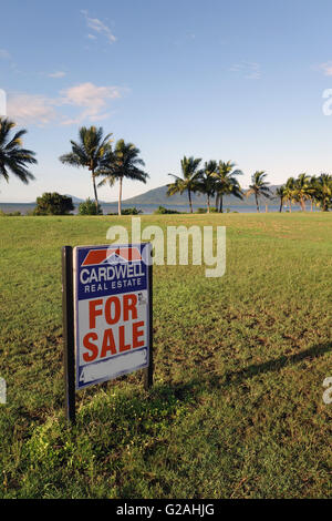 A vendre terrain bord de mer à l'ouverture de Cardwell, avec en arrière-plan l'île de Hinchinbrook, Queensland, Australie. Pas de PR Banque D'Images