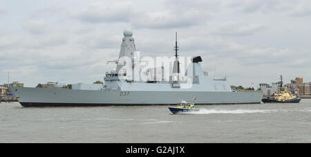 Type 45 de la Royal Navy Destroyer HMS Duncan D37 sur la Tamise à Londres Banque D'Images