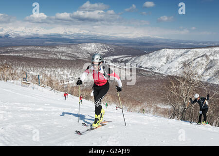 Ski alpinisme gravir la montagne sur des skis. Course verticale de ski alpinisme ISMF, asiatique, russe et championnat du Kamtchatka. Banque D'Images