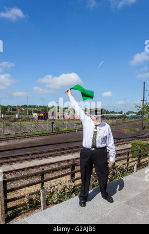 La Garde côtière canadienne qui agitait un drapeau vert pour commencer sa formation à l'Didcot Railway Centre, Oxfordshire, England, UK Banque D'Images