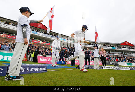 L'Angleterre Alastair Cook (à droite) s'exécute sur de bat 20 besoin de battre le record run 10 000 au cours de la première journée de l'Investec Deuxième Test Match à l'Emirates Riverside, Chester-Le-rue. Banque D'Images