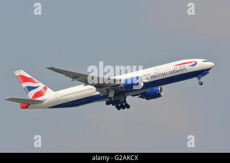 British Airways Boeing 767-200ER G-YMMK au départ de l'aéroport Heathrow de Londres, UK Banque D'Images