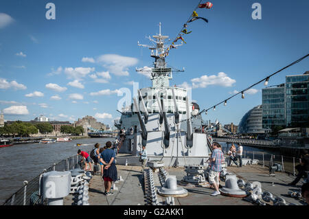 Londres, Royaume-Uni - 22 août 2015 : sur le pont du HMS Belfast à Londres d'une journée ensoleillée avec ciel bleu Banque D'Images