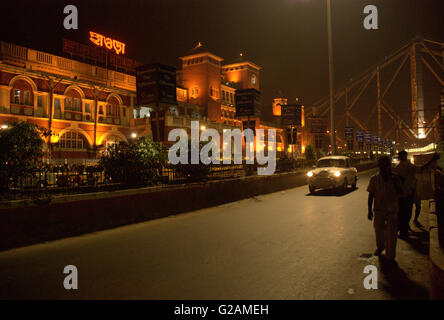 Gare de Howrah la nuit, Kolkata, West Bengal, India Banque D'Images