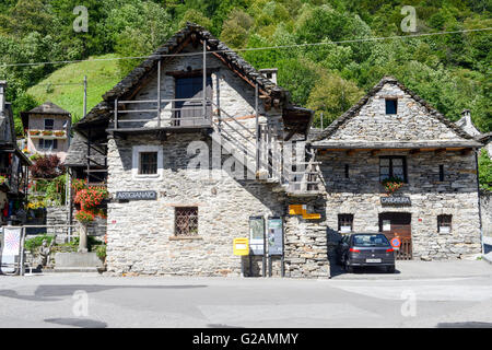 Le village rural de la vallée de Verzasca sur Sonogno, Suisse Banque D'Images