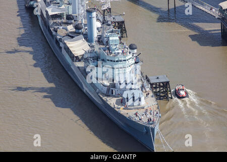 Une vue aérienne de HMS Belfast un ancien croiseur léger de la Royal Navy et maintenant une attraction touristique de Londres Banque D'Images