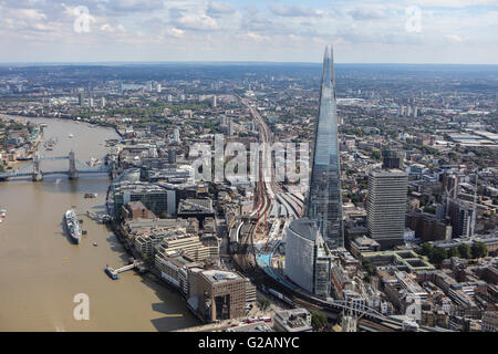 Une vue aérienne de la South Bank de Londres montrant le fragment, les gars l'hôpital et le Tower Bridge Banque D'Images