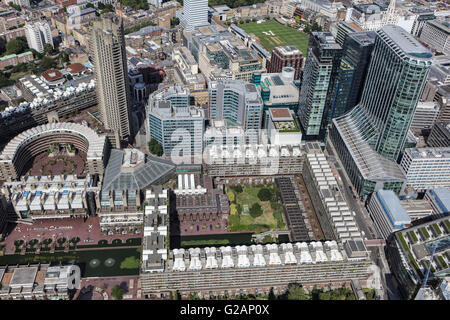 Une vue aérienne du Barbican Estate, une propriété résidentielle dans la ville de Londres et un premier exemple de conception brutaliste Banque D'Images