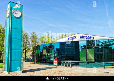 Riga, Lettonie - 8 mai 2016 : Bus terminal et de l'horloge à Ventspils en Lettonie. Ventspils est une ville de région de Lettonie Courlande. La Lettonie est l'un des pays baltes. Les gens dans le terminal Banque D'Images