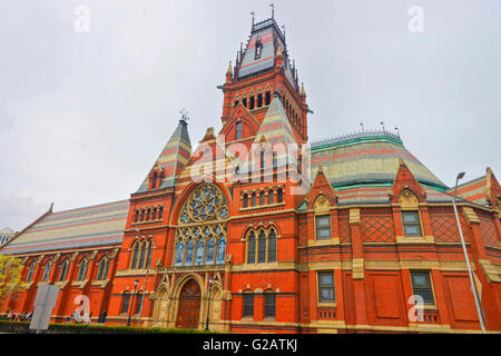 Cambridge, USA - Le 29 avril 2015 : le transept de Memorial Hall et touristes dans l'Université de Harvard à Cambridge, Massachusetts, États-Unis. Banque D'Images