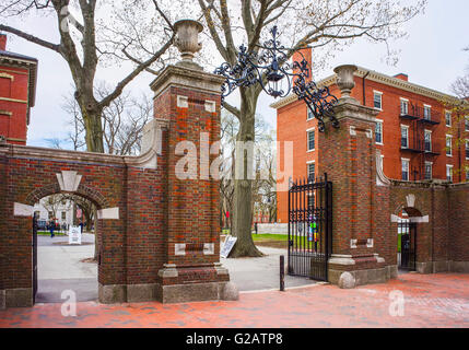 Portes d'entrée et un bâtiment dortoir de Harvard Yard de l'Université de Harvard à Cambridge, Massachusetts, MA, USA Banque D'Images