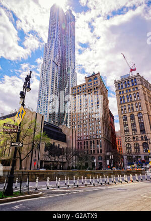 New York, USA - 24 Avril 2015 : Centre Street avec vue sur l'Université Pace à New York par Gehry et gratte-ciel sur 8 rue de l'épinette, dans le Lower Manhattan. Sun flare spécial Banque D'Images