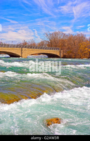 Au-dessus du pont et des seuils de Niagara à Niagara River de la part américaine près de Niagara Falls. Niagara Falls sont les chutes d'eau entre le Canada et les États-Unis d'Amérique. Banque D'Images