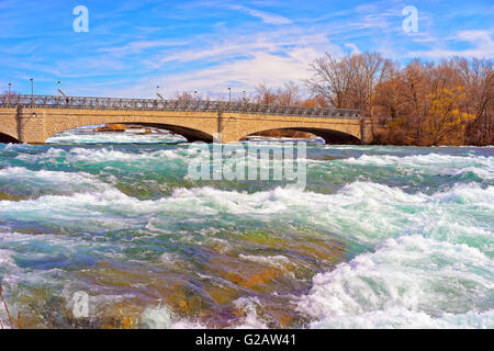 Pont au-dessus de seuils et de Niagara à Niagara River de la part américaine près de Niagara Falls. Niagara Falls sont les chutes d'eau Banque D'Images