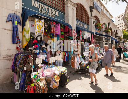 Les touristes shopping pour les souvenirs et cadeaux, Main Street, Gibraltar, Europe Banque D'Images