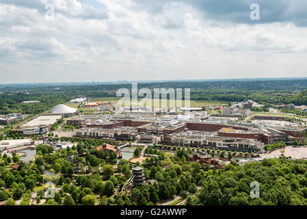 Oberhausen, Allemagne - le 21 mai 2016 : Vue aérienne du centre commercial Centro à Oberhausen, Allemagne. Centro est le plus grand magasin Banque D'Images