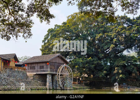 Maison traditionnelle et roue de l'eau par la rivière en Yunshuiyao, village du comté de Nanjing, dans la province de Fujian, Chine Banque D'Images