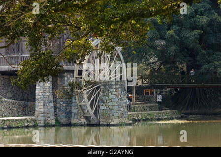 Maison traditionnelle et roue de l'eau par la rivière en Yunshuiyao, village du comté de Nanjing, dans la province de Fujian, Chine Banque D'Images