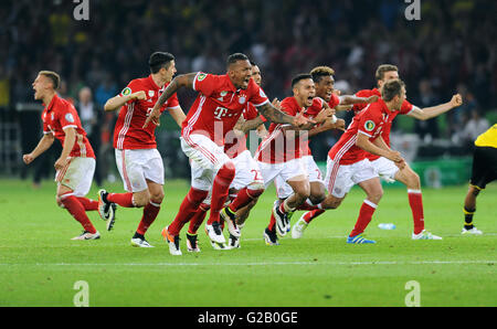 La finale de la Coupe allemande, Munich joueurs célébrer après la pénalité shoot out. Banque D'Images