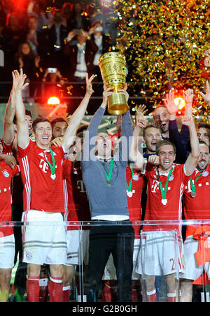 La finale de la Coupe allemande, Entraîneur espagnol Josep Guardiola Pep gagnant du Bayern de Munich et son équipe de célébrer avec la coupe. Banque D'Images