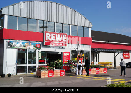 Entrée d'un supermarché REWE, partie de la groupe REWE Banque D'Images