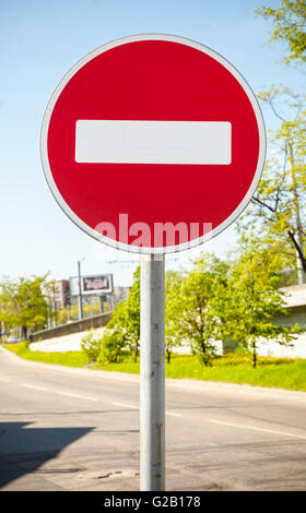 Round Red Road sign sur poteau de métal. Pas d'entrée flêchage montés sur des routes urbaines Banque D'Images