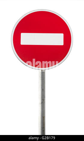 Round Red Road sign sur poteau de métal. Pas d'entrée flêchage isolated on white Banque D'Images