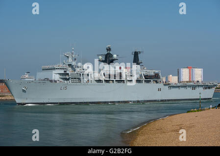 Le navire d'assaut de la Marine royale britannique, le HMS Rempart (L15), quitte Portsmouth, Royaume-Uni pour la bataille du Jutland commémoration le 27 mai 2016. Banque D'Images