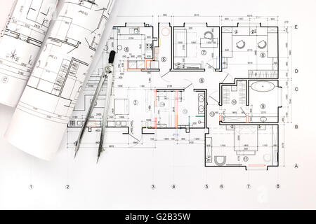 Rouleaux de plans d'architecture et dessins techniques dessin avec boussole Banque D'Images