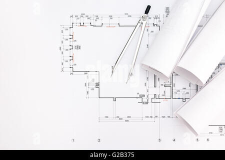 Rouleaux de plans d'architecture et dessins techniques dessin avec boussole Banque D'Images