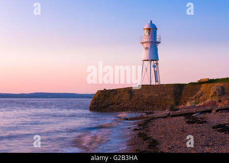 Le phare surplombant l'estuaire de la Severn à Black Nore, Portishead, North Somerset, Angleterre. Banque D'Images