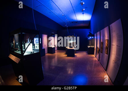 ATHÈNES, Grèce — L’un des points forts du Musée archéologique national d’Athènes, en Grèce, le mécanisme d’Antikythère dispose désormais de sa propre galerie d’exposition, dans laquelle tous ses fragments sont exposés. On pense qu'il date d'environ 100 av. J.-C. à 205 av. J.-C., il a été trouvé parmi une grande cache de statues, pièces de monnaie et autres artefacts sur une épave de navire coulé découverte en 1900 par des plongeurs en éponge au large de la côte grecque d'Antikythère. Il a été gravement endommagé après une si longue période dans l'eau salée, mais des recherches approfondies au cours des dernières décennies ont abouti à un consensus sur le fait qu'il s'agit d'une sorte de Banque D'Images