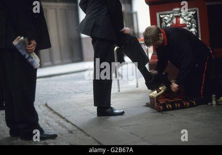 Angleterre Londres , service de cireur service manager, courtier, gens d'affaires de Leadenhall Market Banque D'Images