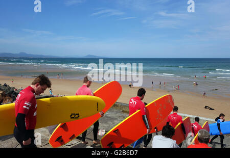 La planche de surf de débutant en direction de la plage et de la mer à Biarritz en France avec les surf school Ecole de Surf. Banque D'Images