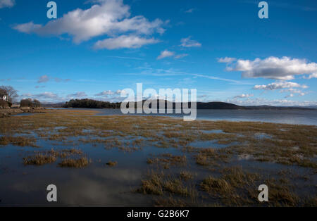 L'estuaire de la rivière de l'île Kent Holme Grange-over-Sands Arnside Knott distance dans la baie de Morecambe Cumbria England Banque D'Images