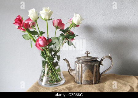 Roses & vintage teapot Banque D'Images