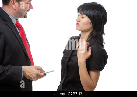 Studio shot montrant co worker holding un appareil mobile avec une mauvaise haleine, isolated on white Banque D'Images