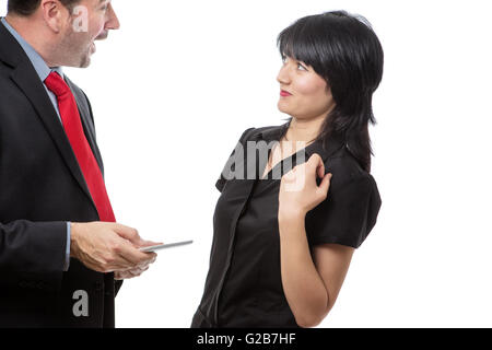 Studio shot montrant co worker holding un appareil mobile avec une mauvaise haleine, isolated on white Banque D'Images