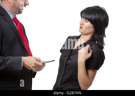 Studio shot montrant co worker holding un appareil mobile avec une mauvaise haleine, isolated on white Banque D'Images