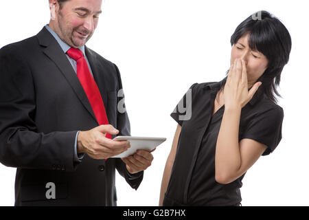 Studio shot montrant co worker holding un appareil mobile avec une mauvaise haleine, isolated on white Banque D'Images