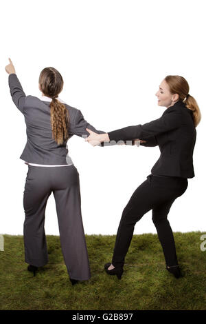 Portrait de deux femmes se tenant debout sur l'herbe, avoir un désaccord. désireux de prendre un chemin différent Banque D'Images