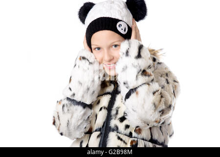 Portrait de funny belle casual caucasian teenage girl wearing white confortable manteau d'hiver et étoffes hat, cachant ses oreilles Banque D'Images