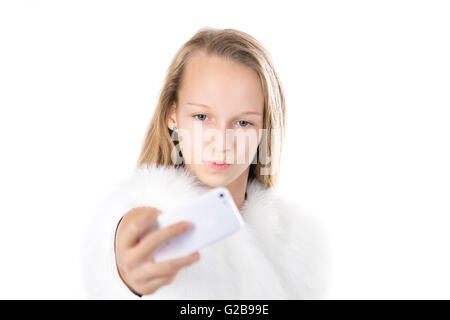 Funny cute belle fille blonde woman wearing white furry outfit, en tenant avec selfies smartphone, qui pose pour l'auto-portrait Banque D'Images