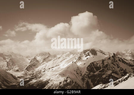 Voir à partir de la pente de ski sur les montagnes enneigées. Montagnes, Caucase, région Chelyabinsk. Paysage aux couleurs. Banque D'Images