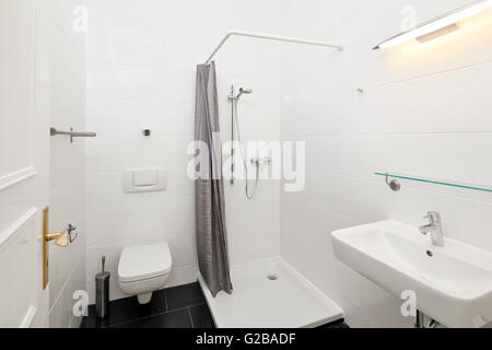 Conversion de Dach ou dans l'espace loft Reichenberger Strasse, Kreuzberg. Blanc moderne salle de bains avec cabine de douche et carreaux noir. Banque D'Images