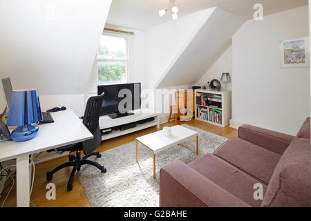 Netherhall Gardens, Hampstead. Vue d'un petit salon avec deux fauteuils et bureau informatique. Télévision écran plat en face de la table. Banque D'Images