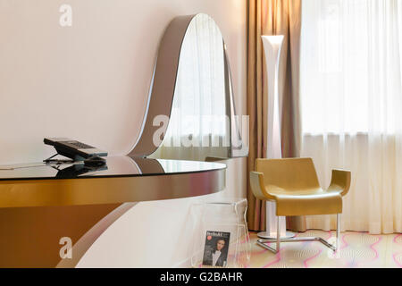 Hôtel nhow ouvert en 2010 comme un hôtel de style de musique et le long de la rivière Spree à Berlin. Vue partielle d'une chambre avec un bureau moderne et d'un minimum de meubles. Banque D'Images