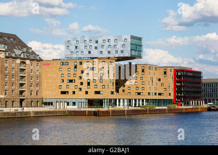 Hôtel nhow ouvert en 2010 comme un hôtel de style de musique et le long de la rivière Spree à Berlin. Vue de l'hôtel avec une garniture rouge autour d'un mur extérieur. Banque D'Images