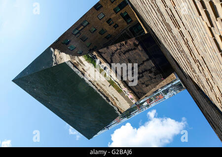 Hôtel nhow ouvert en 2010 comme un hôtel de style de musique et le long de la rivière Spree à Berlin. Reflet de la bloc de verre. Banque D'Images